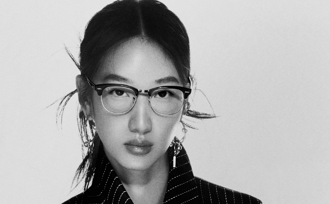 Ray-Ban: Frau mit Brille